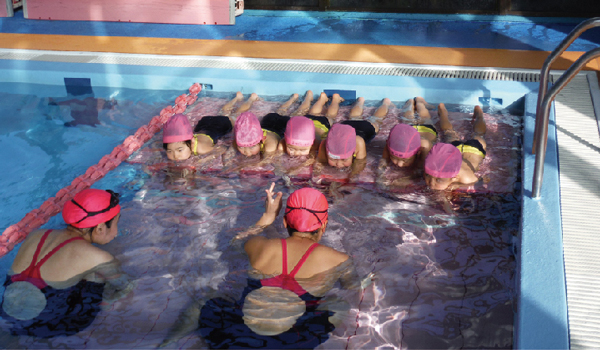 水遊びしている子どもたち