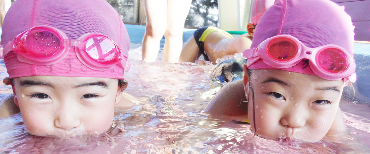 水遊びしている子どもたち